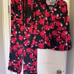 Victoria's Secret Womens Medium Pajama Set - Black and Red Floral